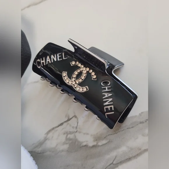 Bundle Of Novelty GWP Items- Cosmetics Bag, Hair Claw Clip And Flower! New! - Picture 4 of 9